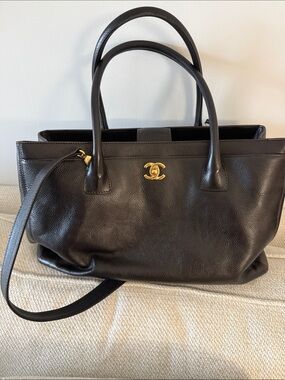 CHANEL Black Leather Shoulder Bag with Gold CC Hardware